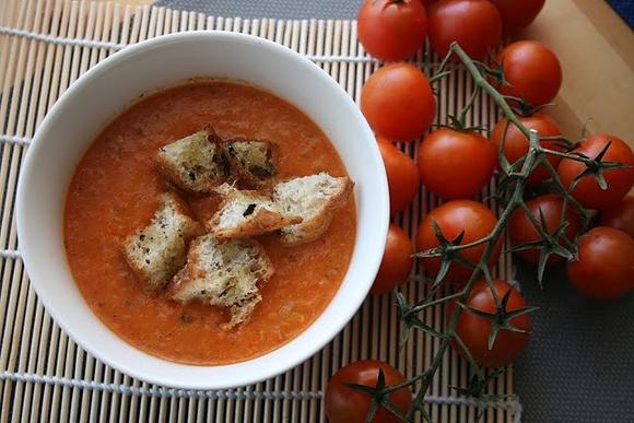 Zupa paprykowo-pomidorowa z grzankami