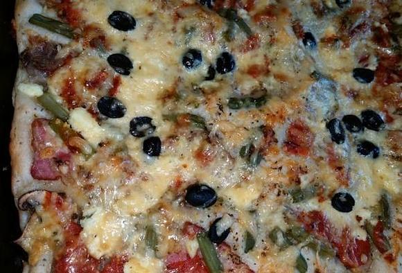 Pizza z fetą i oliwkami