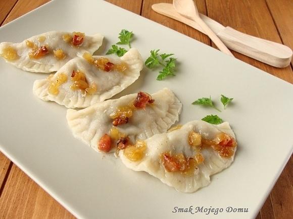 Pierogi z kaszą gryczaną i pieczarkami