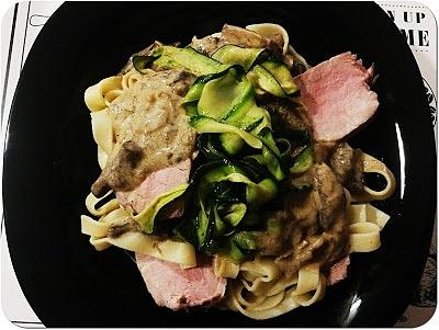 Tagliatelle z polędwiczką wieprzową cukinią i sosem grzybowym