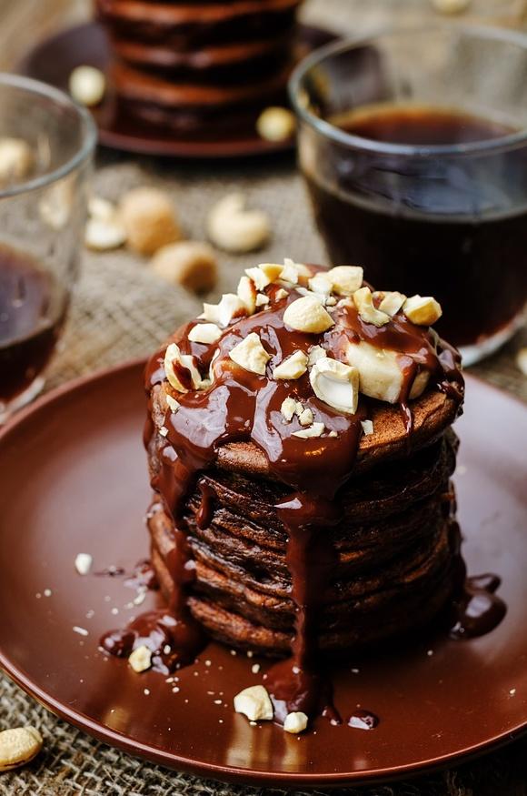 Czekoladowe pancakes z bananami i orzechami
