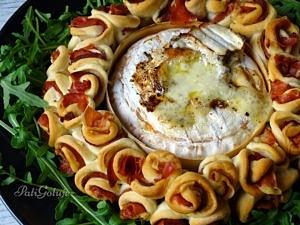 Zapiekany camembert ze skrętkami drożdżowymi