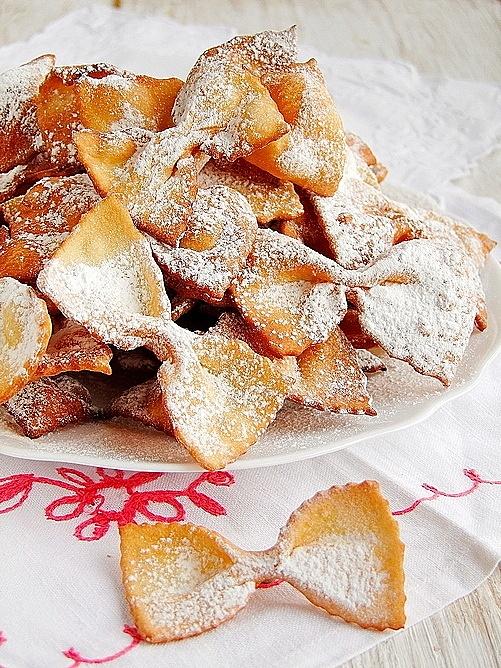 Karnawałowe faworki kokardki