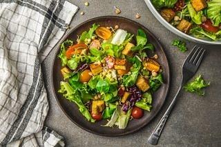 Sałatka z grillowanym tofu