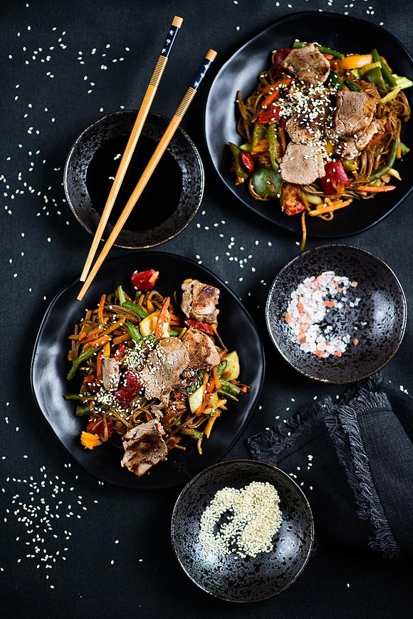 Makaron soba z warzywami i polędwiczką wieprzową po azjatycku