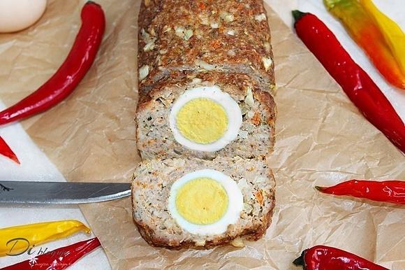 Pieczeń z mięsa mielonego z jajkiem