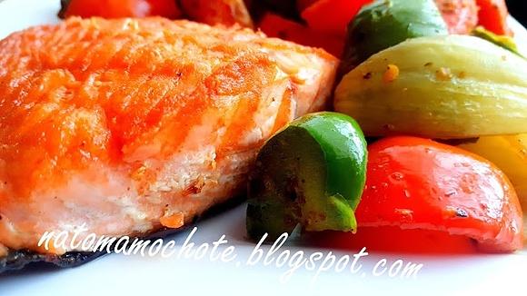 Grillowany łosoś z pieczonymi ziemniakami i warzywami