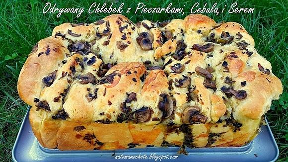 Odrywany chlebek z pieczarkami serem i cebulą