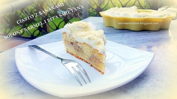 Ciasto z bananami, solonym karmelem i bitą śmietaną