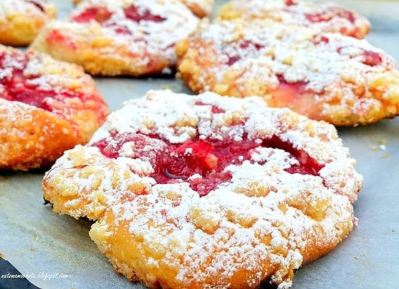 Drożdżówki z Truskawkami i Rabarbarem pod Kruszonką i Cukrem Pudrem