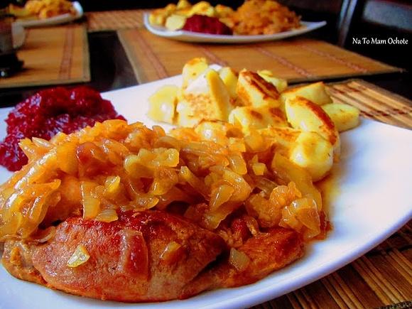 Próżony schab z cebulką i podpiekanymi kopytkami