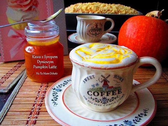 Pumpkin latte kawa z syropem dyniowym