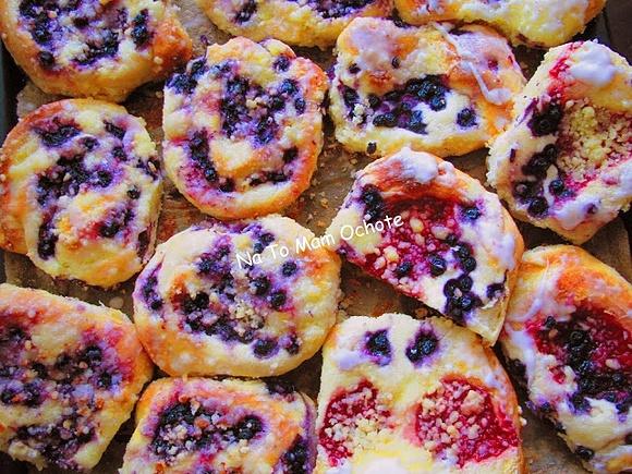 Lukrowane drożdżówki z serem, malinami i kruszonką