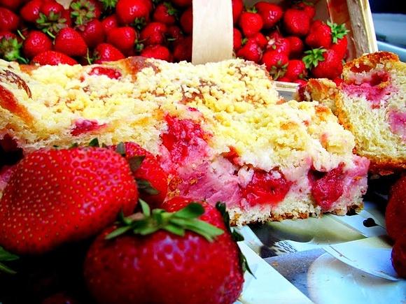 Ciasto drożdżowe z truskawkami i waniliową kruszonką