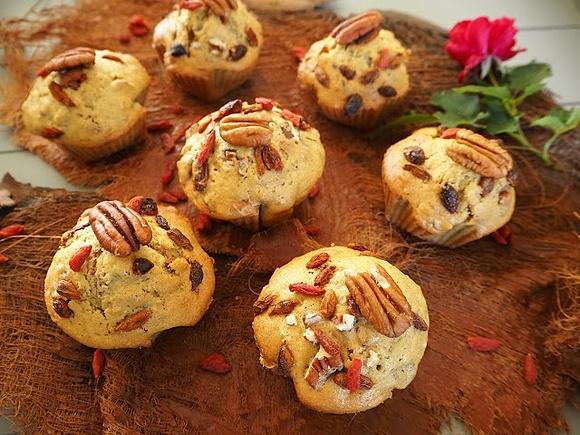 Muffinki z jagodami goji i orzechami pekan