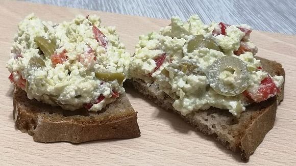Pasta z awokado i twarogu z czerwoną papryką i oliwkami