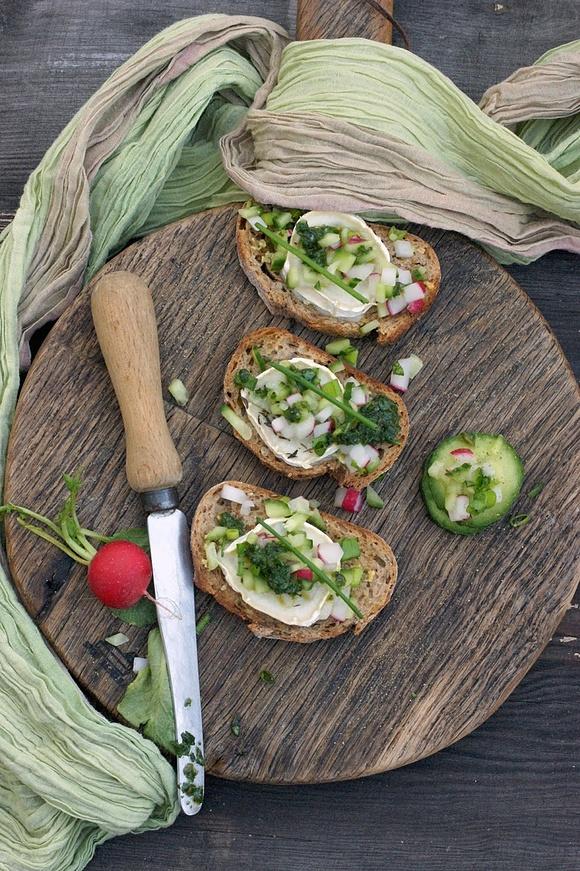 Tosty zapiekane z roladą kozią, salsą warzywną i pesto z rzodkiewek