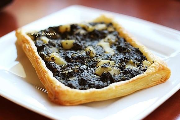 Ciasto francuskie ze szpinakiem i karmelizowanymi gruszkami