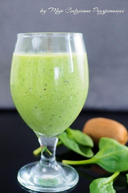 Sok z kiwi, banana, jabłka i szpinaku