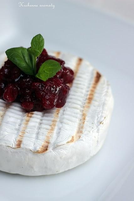 Grillowany camembert z żurawiną