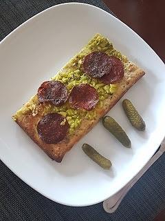 Keto pizza śniadaniowa z awokado
