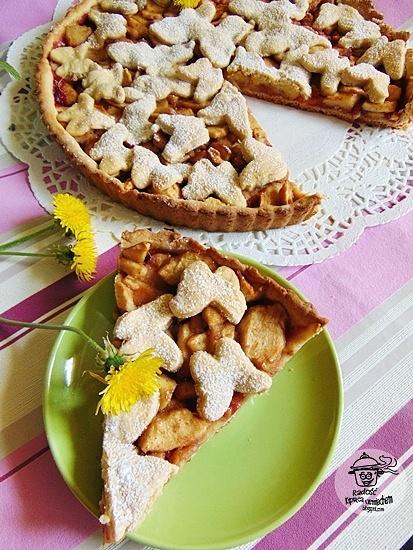 Wiosenna tarta z jabłkami na orkiszowym spodzie