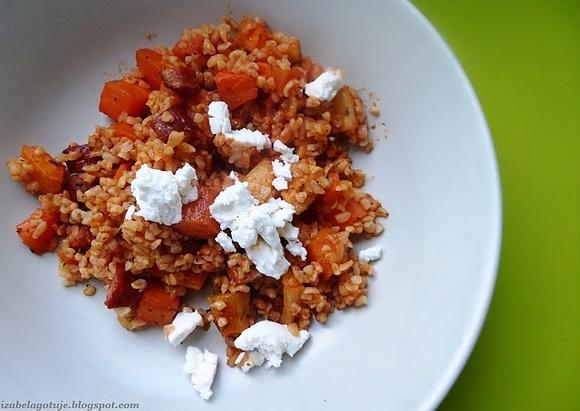 Bulgur z warzywami korzeniowymi i serem kozim