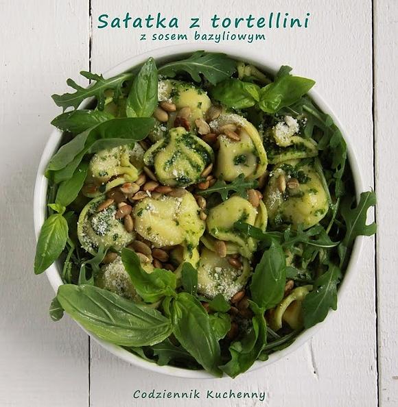 Sałatka z tortellini z sosem bazyliowym