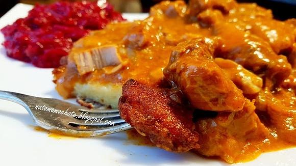 Gulasz wieprzowy na placku ziemniaczanym