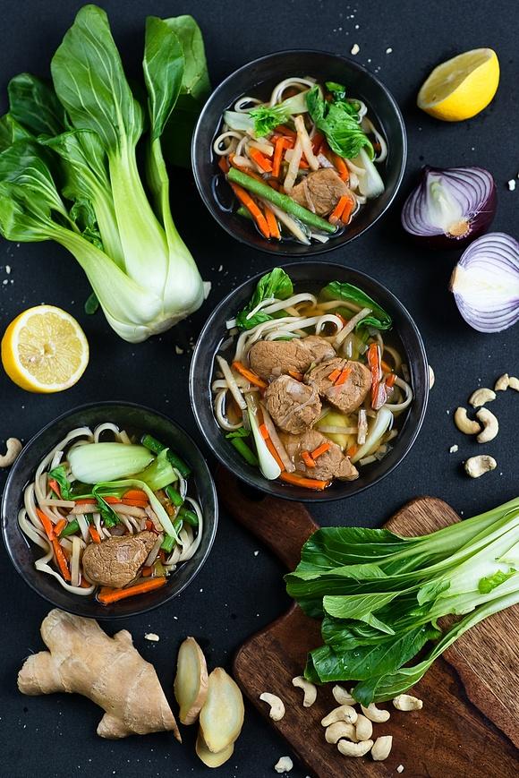 Zupa azjatycka z makaronem chow mein, pak choi i wieprzowiną