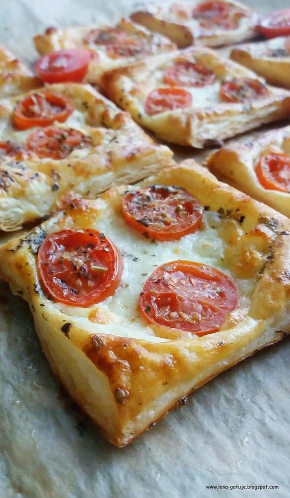 Przekąska z ciasta francuskiego z pomidorami i mozzarellą