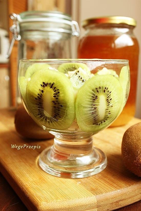 Owsianka z kiwi na wodzie lub mleku z orzechami
