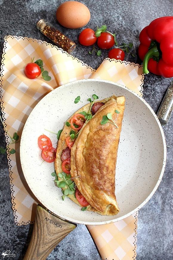 Omlet z kiełbasą i kiełkami