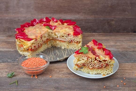 Tort makaronowy z czerwoną soczewicą