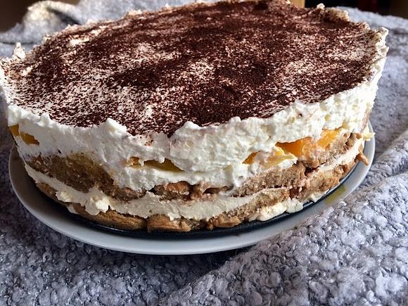 Tort tiramisu z brzoskwiniami - pyszne ciasto tiramisu