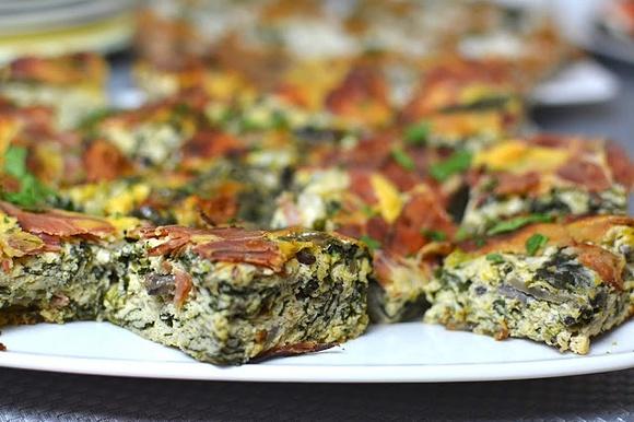 Fritata z piekarnika z pieczarkami, szpinakiem i szynką parmeńską