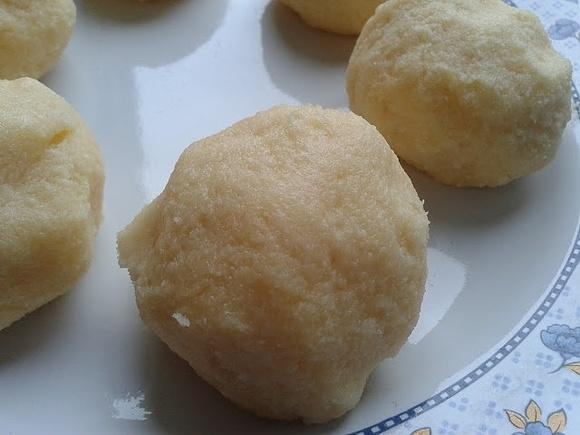 Klopsiki z parmezanu na puree z gruszki z masłem szałwiowym