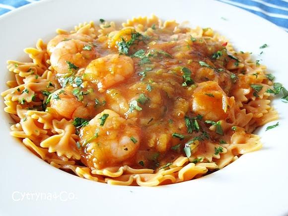 Mini pomarańczowe farfalle z krewetkami i cukinią