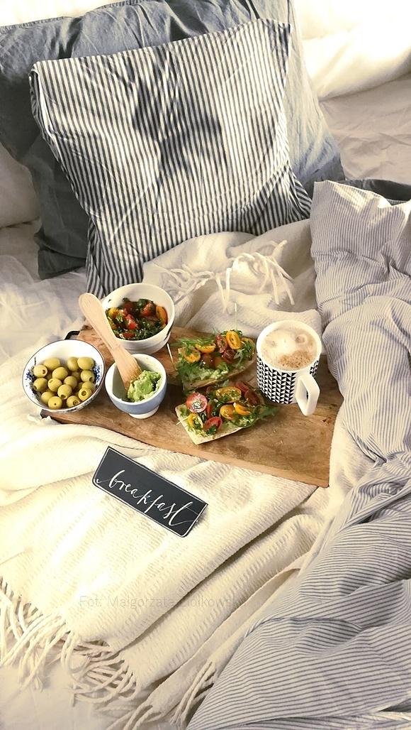 Bruschetta z awokado i salsą z pomidorów