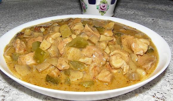 Gulasz z karkówki z pieczarkami i ogórkiem kiszonym