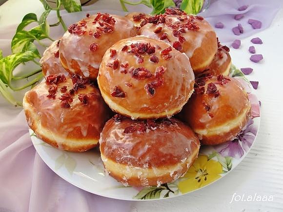 Pączki - tradycyjne słodkie ciasto z nadzieniem