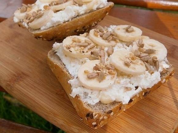 Kanapki z bananowym twarożkiem