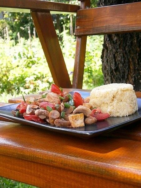 Wędzone tofu z pieczarkami, pomidorami i szczypiorkiem