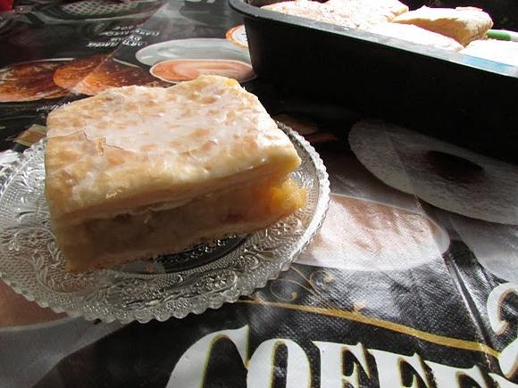 Szarlotka na cieście francuskim polana lukrem