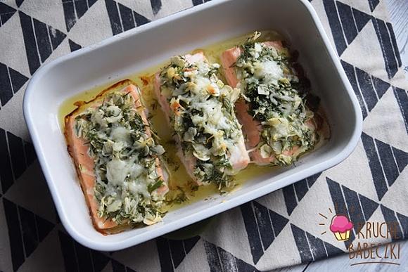 Łosoś pieczony z koperkiem, migdałami, czosnkiem i mozzarellą