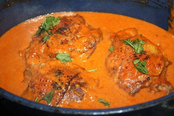 Country chicken udka duszone w sosie paprykowym