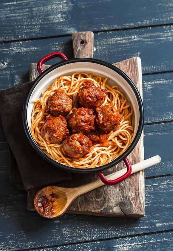 Spaghetti z klopsikami i sosem pomidorowym