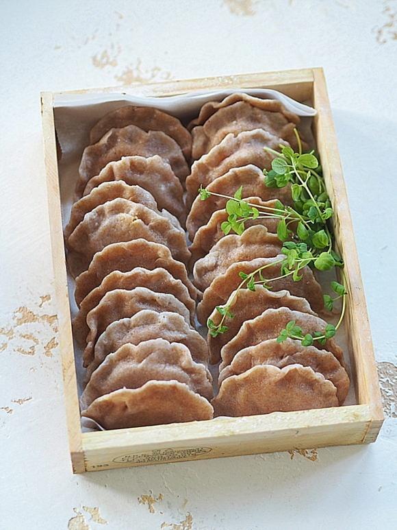 Orkiszowe pierogi z soczewicą i majerankiem