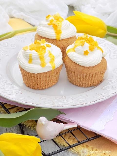 Muffinki z kremem i ajerkoniakiem na urodziny bloga