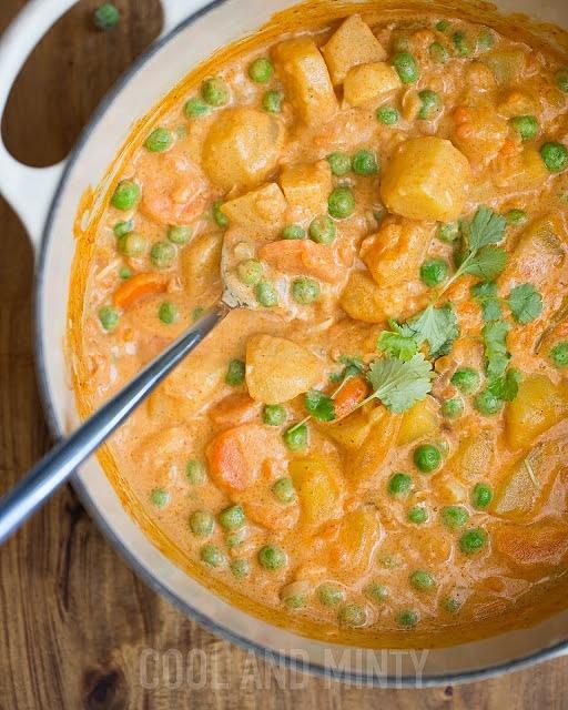 Curry z ziemniakami, marchewką i groszkiem